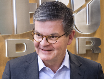 Göran Espelund vid skylten nyhetsbild
