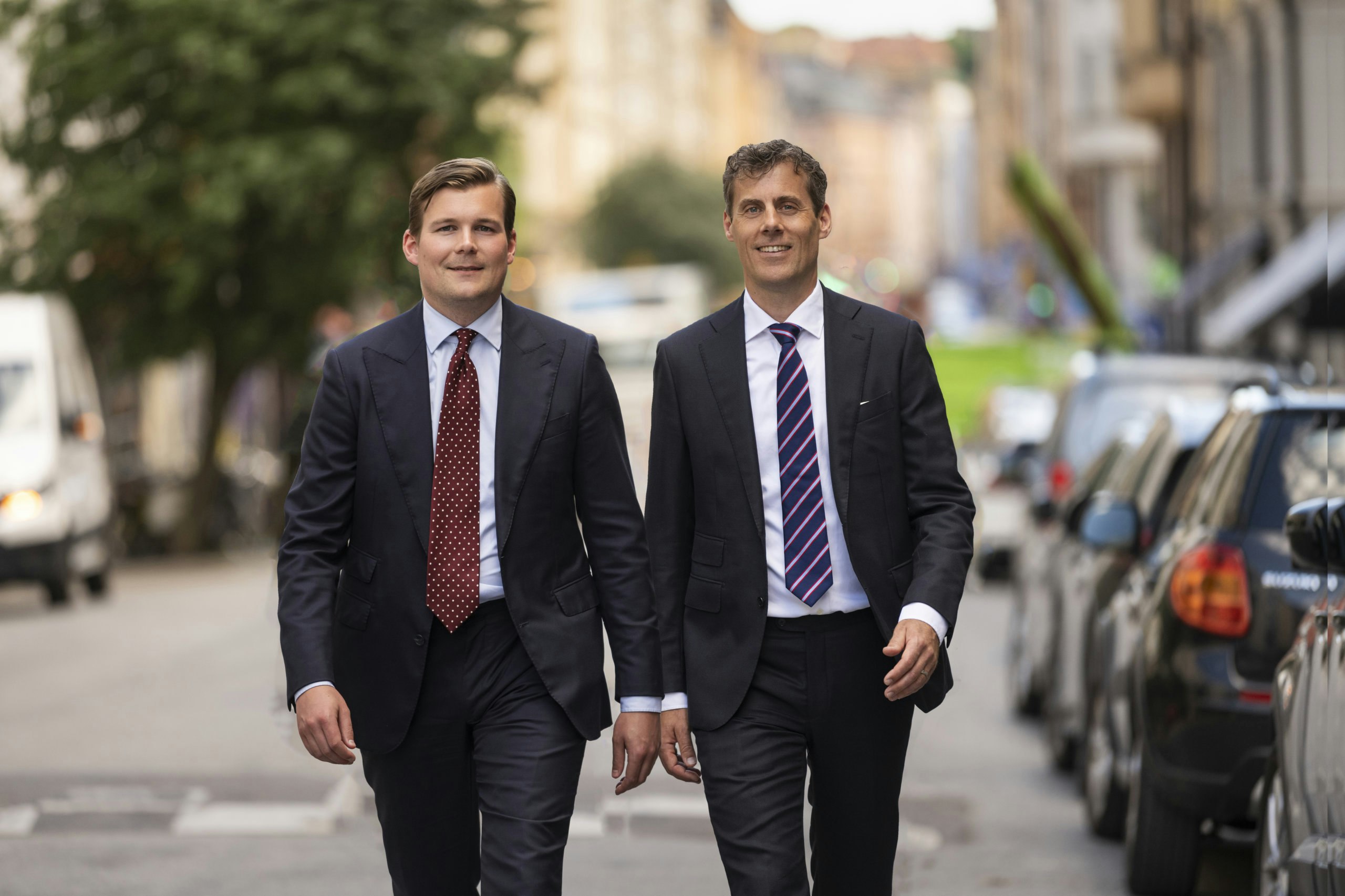 Tobias-Philip-gata-liggande-zoom