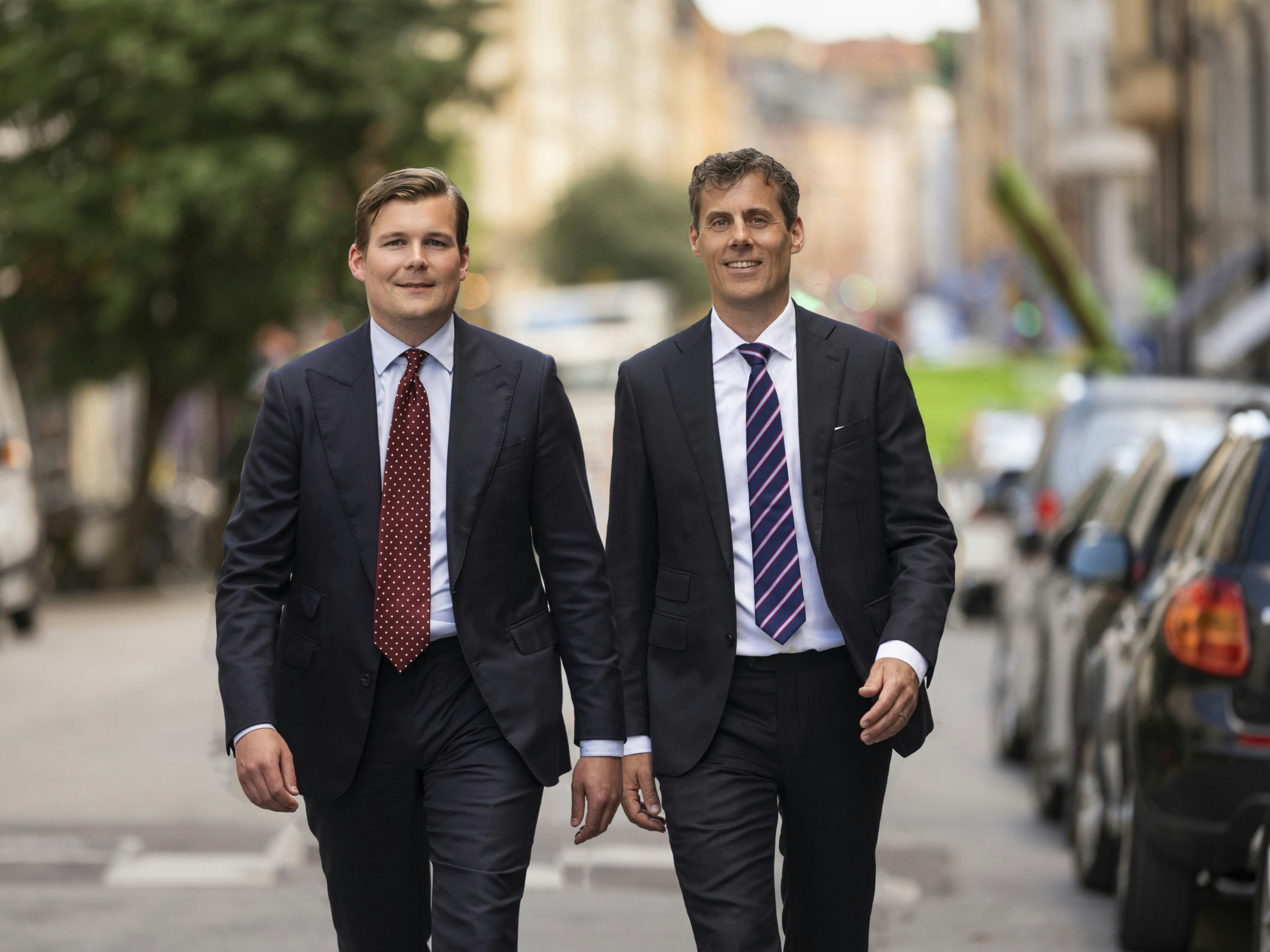 Tobias-Philip-gata-liggande-zoom