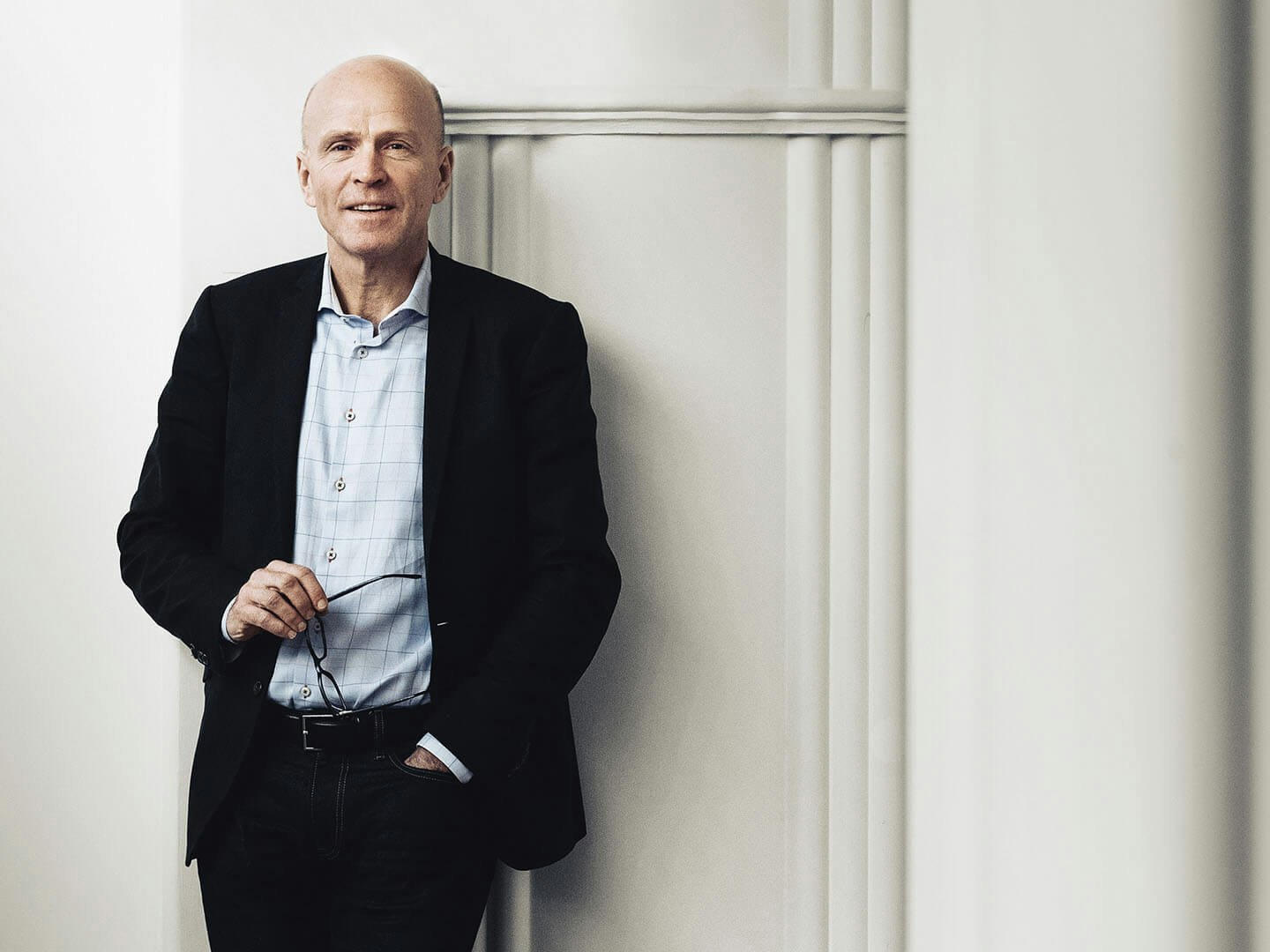 Peter Lagerlöf mot vägg